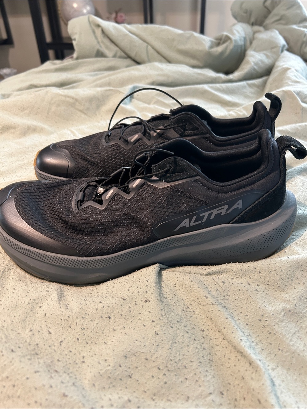 Altra Black Voyager casual shoe with drawstring lace and Vibram outsole sz 10.5